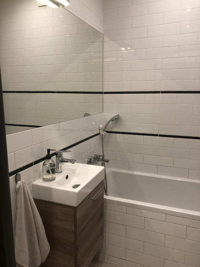 Apartament Srodmiescie 1 Sypialnia Oraz 1 Salon วาลบ์จิก ภายนอก รูปภาพ